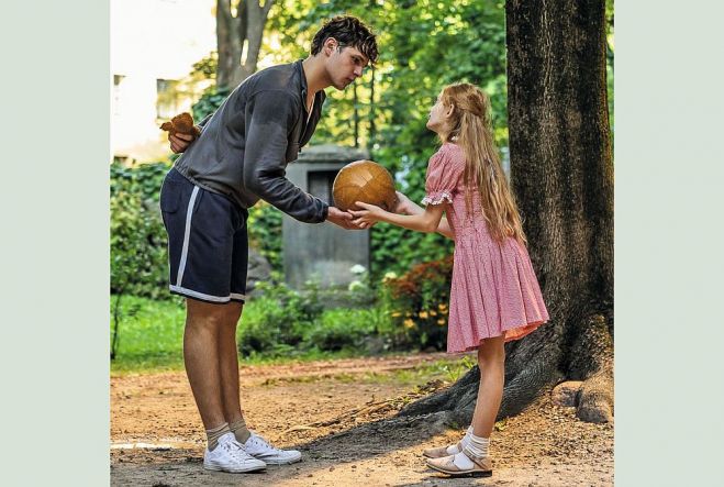 Mazā Dzidra Uztupe (Adele Ležnina) kopā ar vecāko brāli Ēriku (Rūdolfs Pastors). Foto – publicitātes un no privātā arhīva
