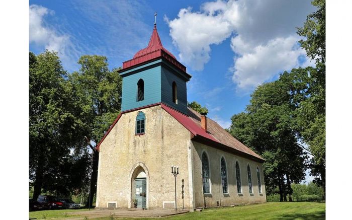 Krapes luterāņu baznīca ilgu laiku bijusi bez barokālā koka tornīša. Nu viss atkal ir savās vietās. Foto – visitogre.lv