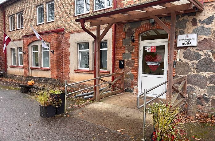 Sociālās aprūpes centrs “Ruba” iekārtots bijušajā internātā. Pakalpojums ir pieprasīts, tādēļ tiek remontēta blakus esošā skolas ēka, un arī tur dzīvos sirmgalvji. Foto – Zane Sproģe