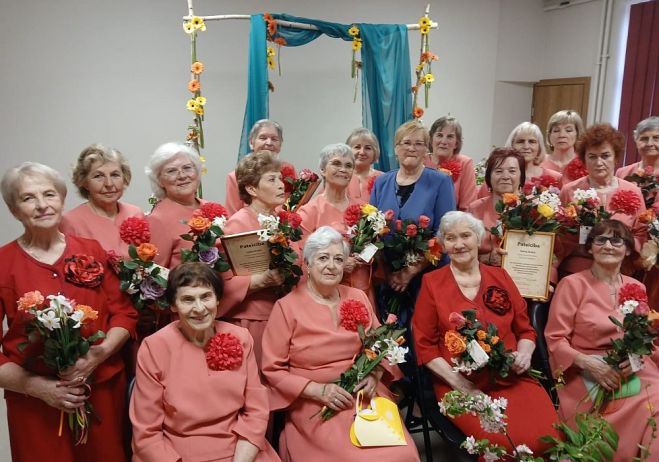 “Ciecerītes” jubilejā. Maija vidū Astrīdas Rozenbergas vadītā Saldus senioru deju kopa svinēja 20 gadu jubileju. Foto – no privātā arhīva