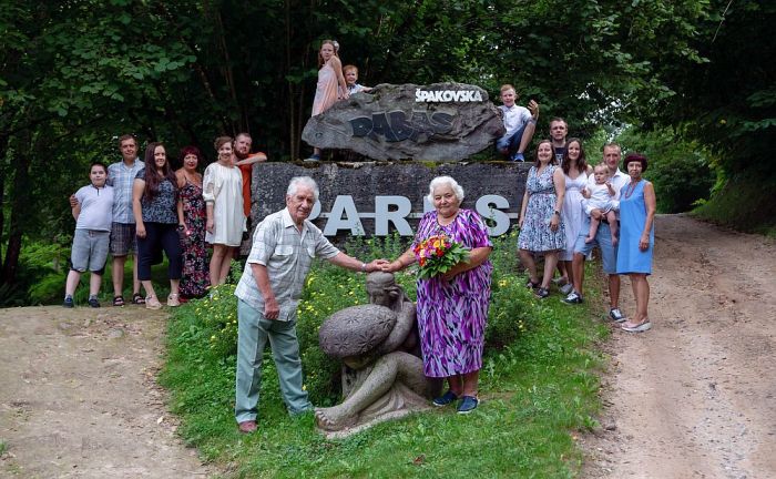 Zepu pārim ir, ar ko lepoties, jo 63  kopdzīves gadu laikā sakrāta liela bagātība – divas meitas, četri mazbērni un pieci mazmazbērni. Foto – no Ogres novada pašvaldības un privātā arhīva