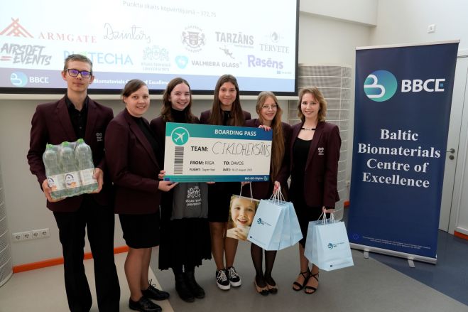 Siguldas Valsts ģimnāzijas skolēnu komanda ar skolotāju Ilonu Brakovsku. Foto - Armands Kaņepe