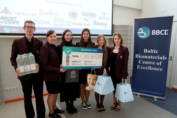 Siguldas Valsts ģimnāzijas skolēnu komanda ar skolotāju Ilonu Brakovsku. Foto - Armands Kaņepe