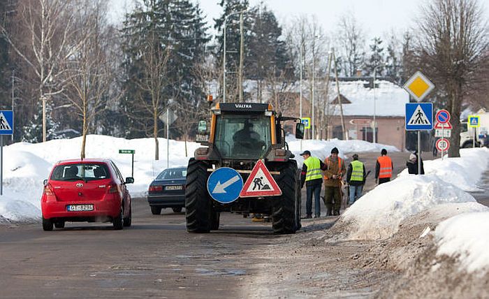 Aicina autovadītājus informēt par bedrēm uz ceļiem