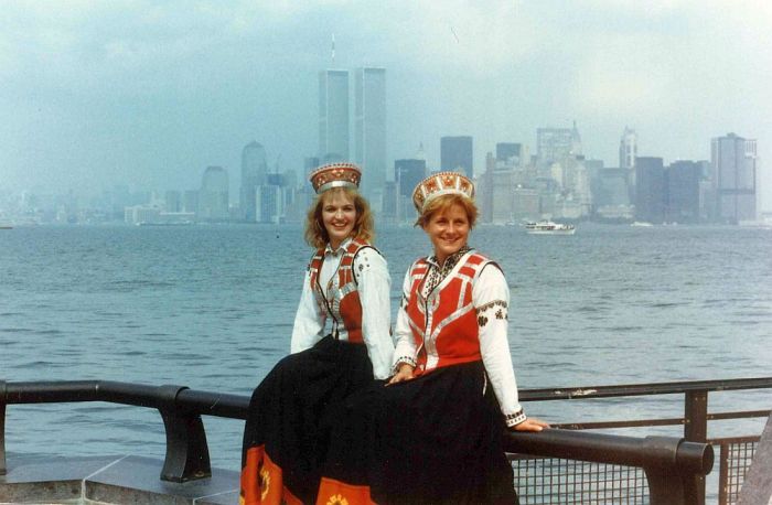 Foto no muzeja “Latvieši pasaulē” krājuma. Sidnejas tautas deju kopas “Jautrais pāris” dejotājas pie Sidnejas operas, Austrālijā 20. gs.70.gados. Foto - publicitātes