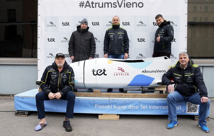 Latvijas Bobsleja un skeletona federācijas ģenerālsekretārs Zintis Ekmanis (no kreisās), SIA "Tet" valdes priekšsēdētājs Uldis Tatarčuks, sezonas vadošais Latvijas bobslejists Emīls Cipulis, Latvijas Bobsleja un skeletona federācijas prezidents Ansis Zeltiņš un Latvijas Bobsleja izlases galvenais treneris Sandis Prūsis fotografējas pie Latvijas bobsleja izlases boba pēc preses konferences, kurā informēja par Latvijas Bobslejas un skeletona federācijas jaunumiem. Foto - LETA