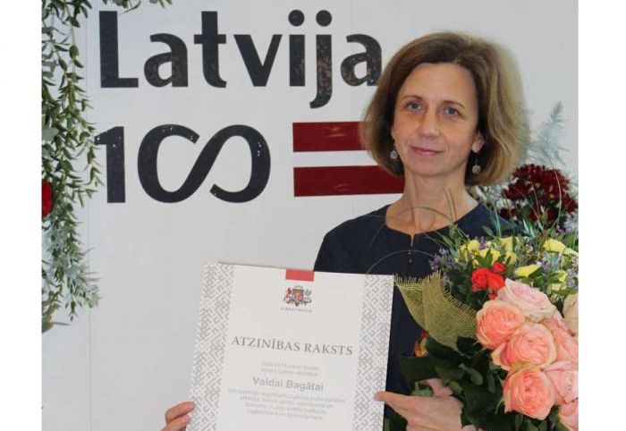 Babītes koklētāju ansambļa vadītāja saņem Kultūras ministrijas Atzinības rakstu
