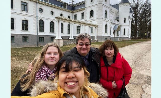 Ekskursijas laikā – priekšplānā Danaja, no kreisās – Briežu ģimene – jaunākā meita Amanda, Uvis un Evija. Foto – no Briežu ģimenes privātā arhīva