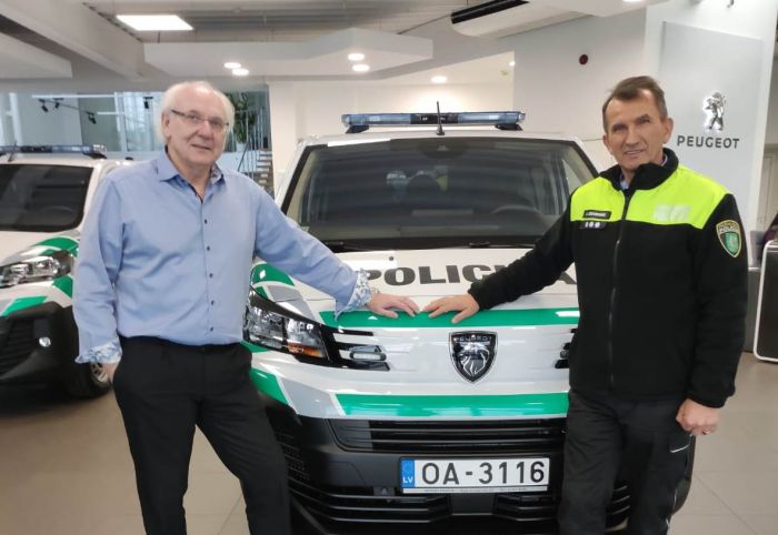 No kreisās: uzņēmuma "Peugeot" pārstāvis un Mārupes novada pašvaldības policijas priekšnieks Juris Jēkabsons. Foto - www.marupe.lv