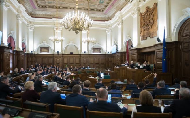Saeima konceptuāli atbalsta nodokļu nomaksu vienā maksājumā līdz katra mēneša 23.datumam