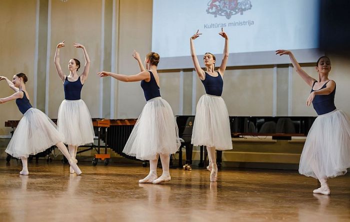 MIKC &quot;Nacionālā Mākslu vidusskola&quot; Rīgas Baleta skolas audzēkņu priekšnesums Kultūras ministrijas apbalvojuma un Cimzes balvas pasniegšanas ceremonijā 2024. gadā Jāzepa Vītola Latvijas Mūzikas akadēmijā. Foto – LNKC