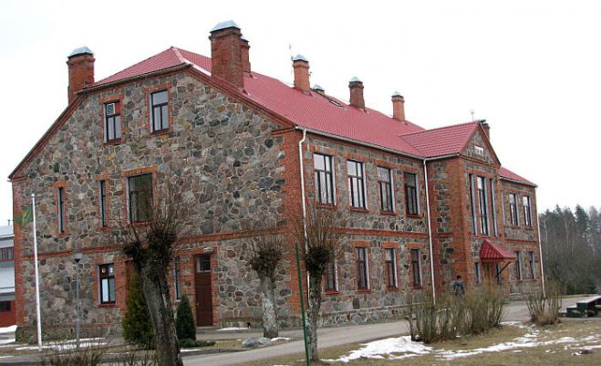 Ļoti iespējams, ka 1922. gadā celtā iespaidīgā Sējas skola savu simtgadi sagaidīs tikai kā Sējas pamatskola. Foto - Una Griškeviča un arhīvs