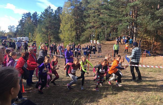 FOTO: Pierīgas novadu skolēnu sporta spēles sākas ar Mārupes futbolistu, Berģu un Babītes skrējēju uzvarām