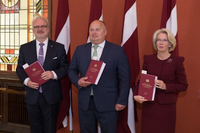 Valsts prezidents Egils Levits, Satversmes komentāru zinātniskā projekta vadītājs Ringolds Balodis un Saeimas priekšsēdētāja Ināra Mūrniece izdevuma “Latvijas Republikas Satversmes komentāri. II nodaļa “Saeima”” svinīgajā atvēršanas pasākumā. Foto: Ernests Dinka, Saeima