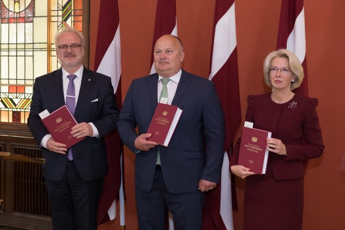 Valsts prezidents Egils Levits, Satversmes komentāru zinātniskā projekta vadītājs Ringolds Balodis un Saeimas priekšsēdētāja Ināra Mūrniece izdevuma “Latvijas Republikas Satversmes komentāri. II nodaļa “Saeima”” svinīgajā atvēršanas pasākumā. Foto: Ernests Dinka, Saeima