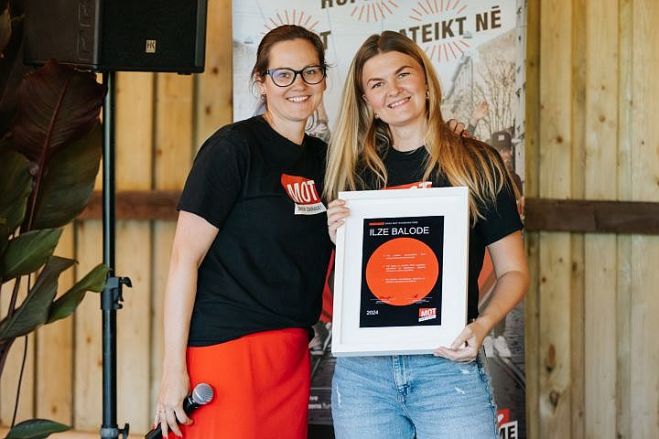 Ilze Balode atzinības “Gada MOT koordinators” saņemšanas brīdī kopā ar MOT pamataktivitāšu vadītāju Lauru Kiseļovu. Foto – no privātā arhīva 