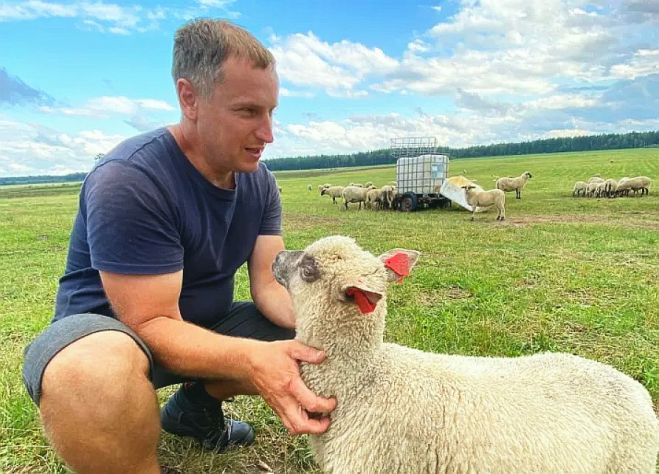 Jau saimniekošanas sākumā Atmatu ģimene neslēpa vēlmi visiem pierādīt, ka ir iespējams no pilsētas pārcelties uz laukiem, sakopt vidi sev apkārt un dzīvot laimīgi. Foto – no privātā arhīva