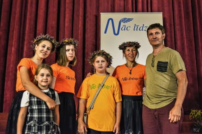“Nāc līdzās!” nometnē Saulkrastos 2020. gadā. No labās: tētis Edijs, mamma Baiba, Lote, Līva, Dana, Lauma. Foto – no privātā arhīva