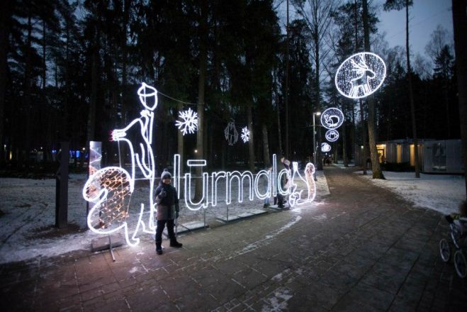 Foto: Jūrmalā atklāts ziemas Gaismas parks