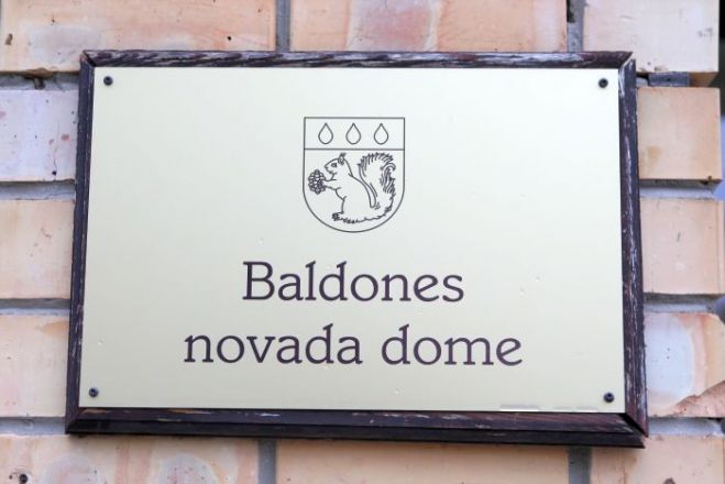 Baldones novada domē neskaidrības par priekšsēdētāja vietnieces tiesībām apvienot amatus