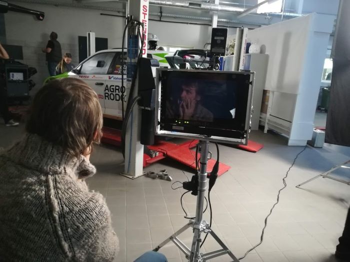 Režisora Māra Bezmera jaunajā videoklipā piedalās rallija ekipāža