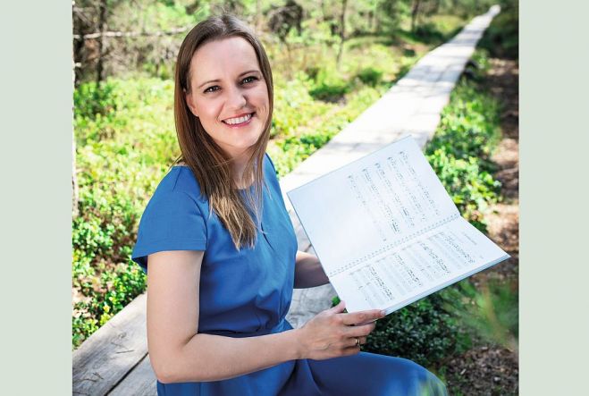 Ilze ar savu pirmo grāmatu “Gadalaiku stāsti”. Foto – Eva Marija Veitnere