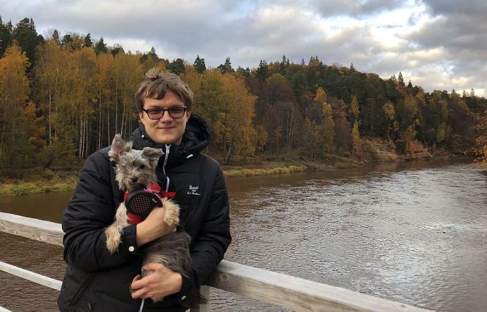 2019. gadā Siguldā kopā ar savu Jorkšīras terjeru Keriju. Foto - no privātā arhīva