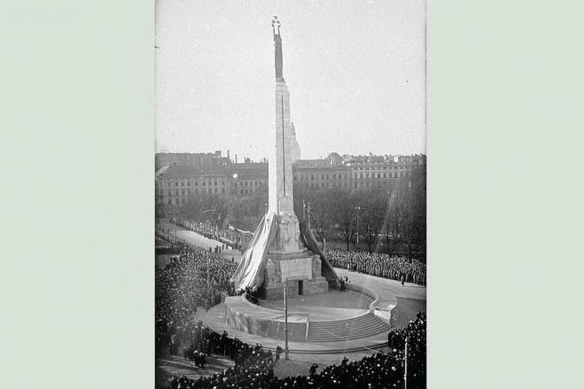 Brīvības pieminekļa svinīgā atklāšana 1935. gada 18. novembrī. Foto – Latvijas Valsts kinofotofonodokumentu arhīvs