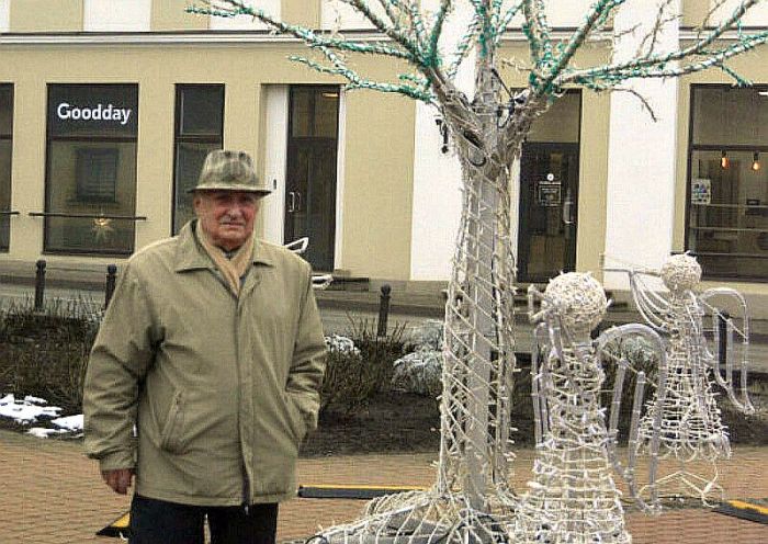 Jānis Pīgožnis saka, ka kustība ir dzīvība. Viņu ar kundzi Viktoriju bieži var sastapt staigājam pa Saldu. Foto – “Saldus Zeme”