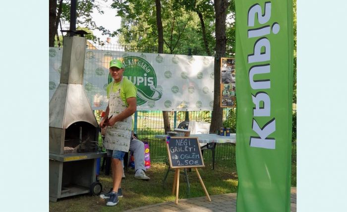 Ainārs Daudziešans turpina labākās nēģu cepšanas tradīcijas. Par to var pārliecināties ikviens, kurš iegriežas “Krupja” sētā. Foto – publicitātes