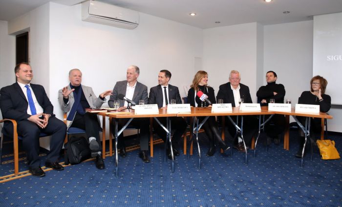 Diriģents Atvars Lakstīgala, Rīgas Latviešu biedrības priekšsēdētājs Guntis Gailītis, AS "RERE" grupa valdes priekšsēdētājs Guntis Āboltiņš - Āboliņš, Siguldas novada domes priekšsēdētājs Uģis Mitrevics, soprāns Maija Kovaļevska, idejas autors un organizētājs Dainis Kalns, sceonogrāfs Aigars Ozoliņš un kostīmu māksliniece Ieva Kundziņa piedalās preses konferencē, kurā informē par Siguldas Opermūzikas svētkiem. Foto - LETA