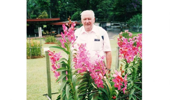 Dailonis Pakalns botāniskajā dārzā Singapūrā 2001. gada septembrī. Foto - no privātā arhīva