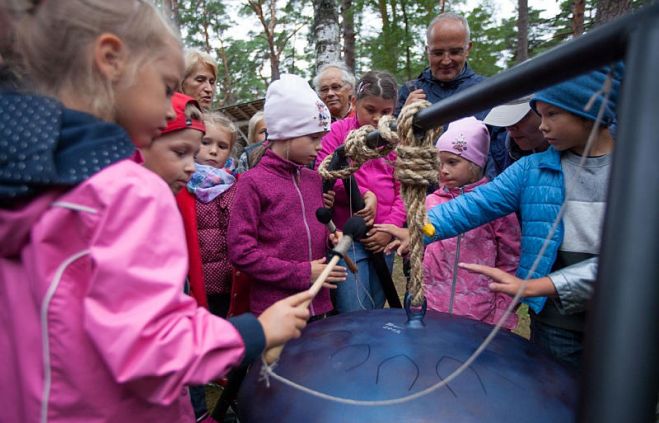 Jūrmalas Brīvdabas muzejā var aplūkot zvejnieka sētu, enkuru un laivu kolekciju un ieskandināt mēlīšu sitamo instrumentu – zvangu, kas atrodas brīvā dabā. Foto – Artis Veigurs