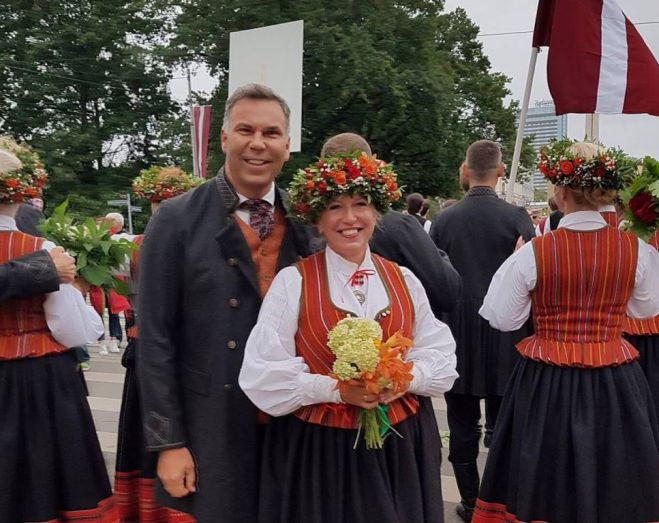 Olga Rajecka ar vīru dejo deju kolektīvā &quot;Madara&quot;, tāpat abi ir aktīva dzīvesveida piekritēji. Daudz brauc ar riteni un bieži skrien krosiņus pa Bukultu mežiem. Foto: no privātā arhīva