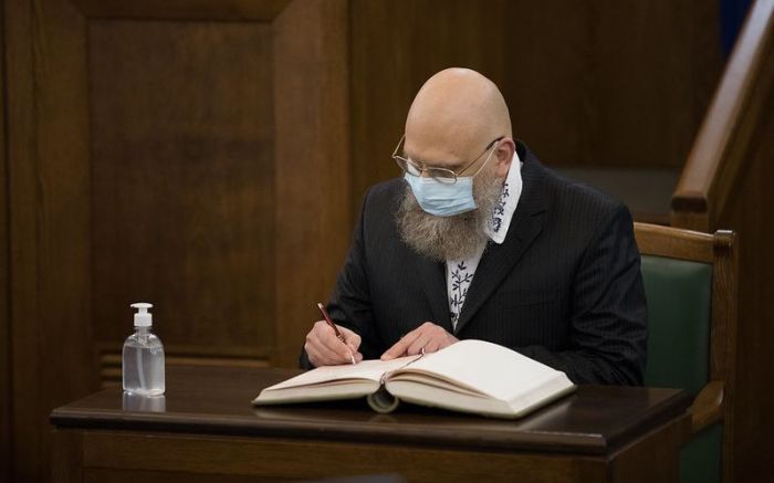 Saeima piektdien deputāta mandātu apstiprināja tēlniekam Aigaram Bikšem (AP), kurš piekritis ieņemt Artūra Toma Pleša (AP) Saeimas deputāta vietu. Foto - Saeimas administrācija