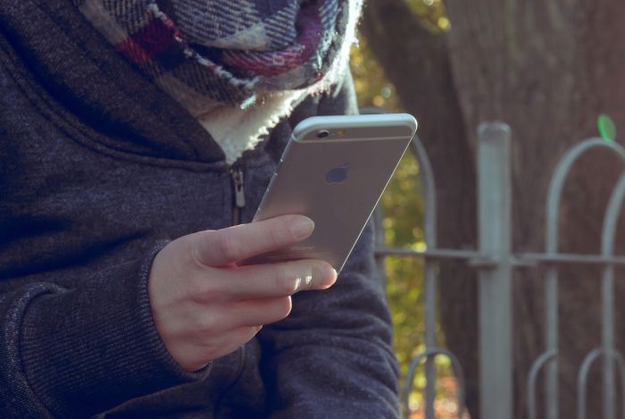Aptauja: &quot;Sērfo&quot; internetā, ēdot, ejot pa ielu un pat sēžot vannā