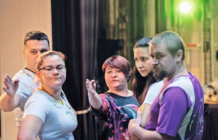 Mēģinājumā ar jauniešu deju kolektīvu “Katlakalns” pirms koncerta Baložu Kultūras namā. Foto – no privātā arhīva