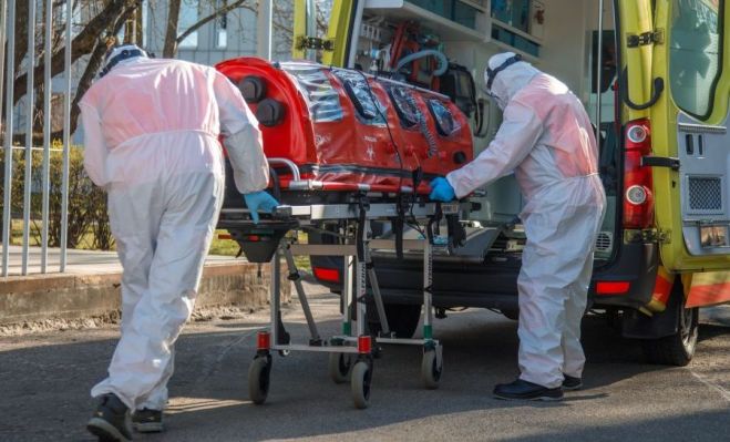 Lai slimnīcā droši varētu nogādāt Covid-19 pacientus ar ļoti smagiem saslimšanas simptomiem, NMPD iegādājies īpašu aprīkojumu – kapsulai līdzīgu mobilu izolācijas sistēmu, kurā transportēšanas laikā tiek ievietots pacients. Foto – D.Sulžics, F64