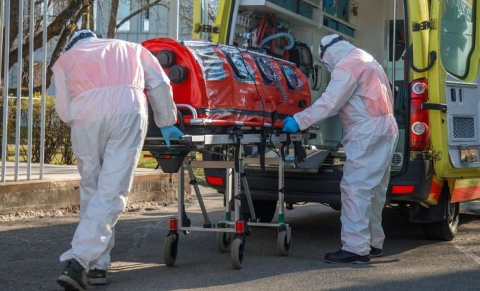 Lai slimnīcā droši varētu nogādāt Covid-19 pacientus ar ļoti smagiem saslimšanas simptomiem, NMPD iegādājies īpašu aprīkojumu – kapsulai līdzīgu mobilu izolācijas sistēmu, kurā transportēšanas laikā tiek ievietots pacients. Foto – D.Sulžics, F64
