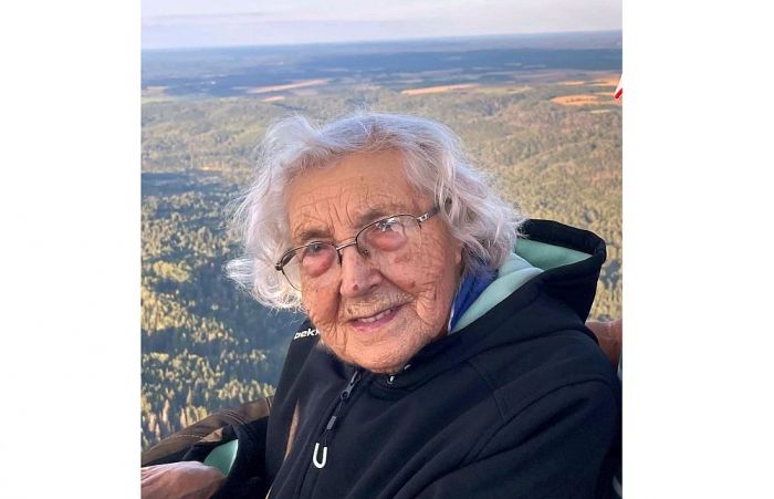 Lidojums gaisa balonā – tā Velta Bormane atzīmēja savu deviņdesmit devīto dzimšanas dienu. Foto – no A.Liepiņas privātā arhīva