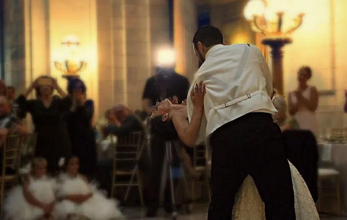 Attēls rakstam: Lasāmgabals. Trīs sievietes un vīrietis