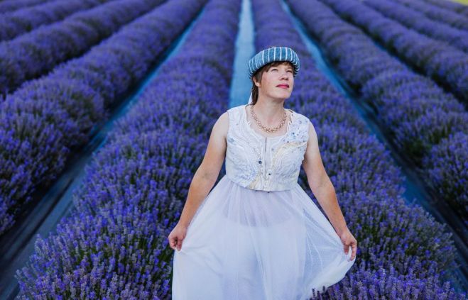 Inese Pabērza – Džuljeta – fotosesijā “Lavandu Lejās”. Foto – Māris Arbidāns