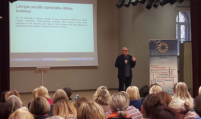 Sociālie darbinieki šogad nesaņems piemaksas no valsts budžeta par darbu ar ģimenēm un bērniem
