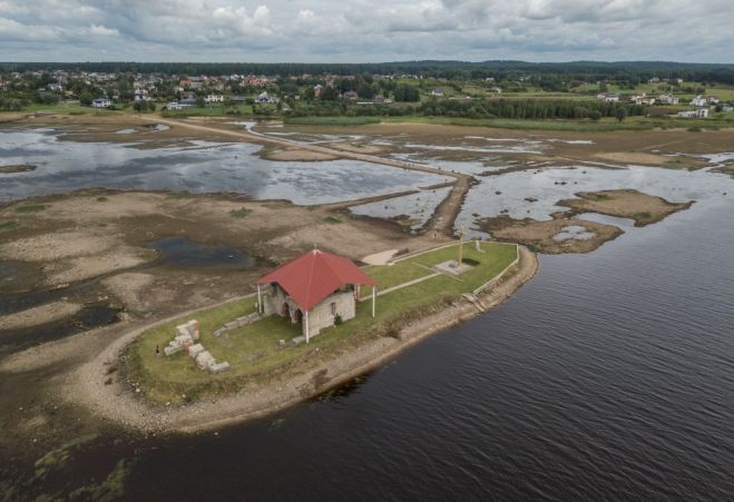 Valsts nozīmes arhitektūras un vēstures piemineklis – Ikšķiles baznīcas drupas uz Svētā Meinarda salas. Foto: LETA