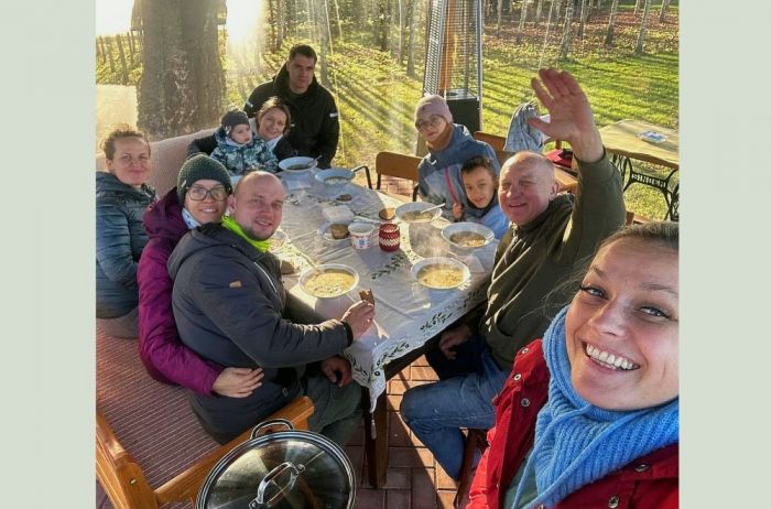 Imants Pulkstenis kopā ar radu pulku pie mājām iestādījis simt ozolu stādus. Foto – no privātā arhīva