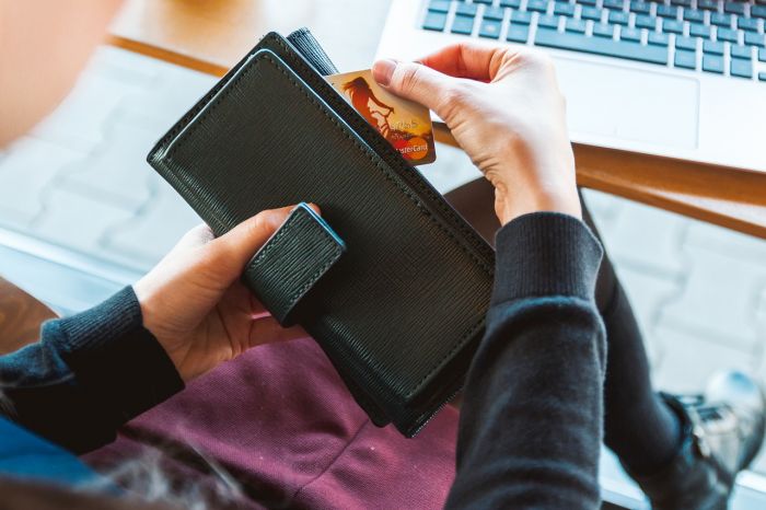 Ekonomiste: Kā svētku tēriņi ietekmēs iedzīvotāju maciņus?