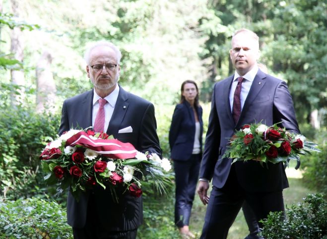 Godinot Valsts prezidenta Gustava Zemgala 150.jubileju, Valsts prezidents Egils Levits (no kreisās) un Zemgala mazmazdēls Mārtiņš Andersons dodas nolikt ziedus Gustava Zemgala atdusas vietā Rīgas Meža kapos. Foto - LETA
