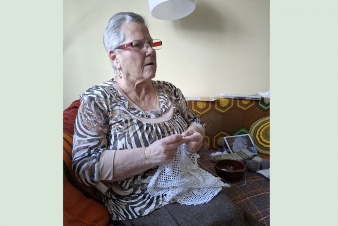 Ērglēniete Vija Poriete savu ikdienu nevar iedomāties bez rokdarbiem un televīzijas pārraidēm. Foto – Inese Elsiņa