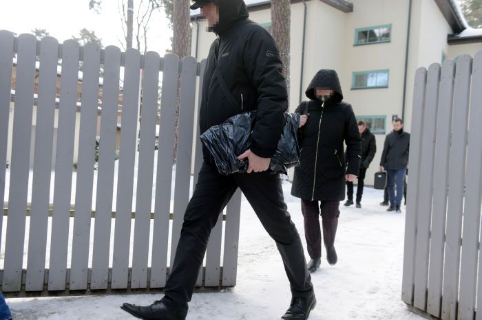 KNAB darbinieki veic kratīšanu Rīgas mēra dzīvesvietā
