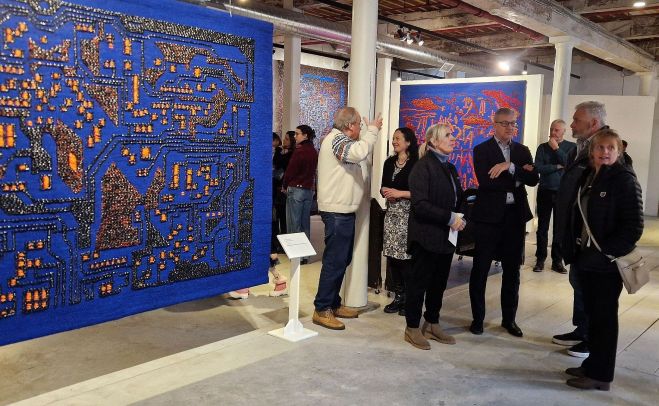 Egila Rozenberga izstādes “Laika zīmes” atklāšana Kanādā, Almontē, “Mississippi Valley Textile Museum”, kas iekārtots bijušajā vilnas rūpnīcā. Foto – publicitātes